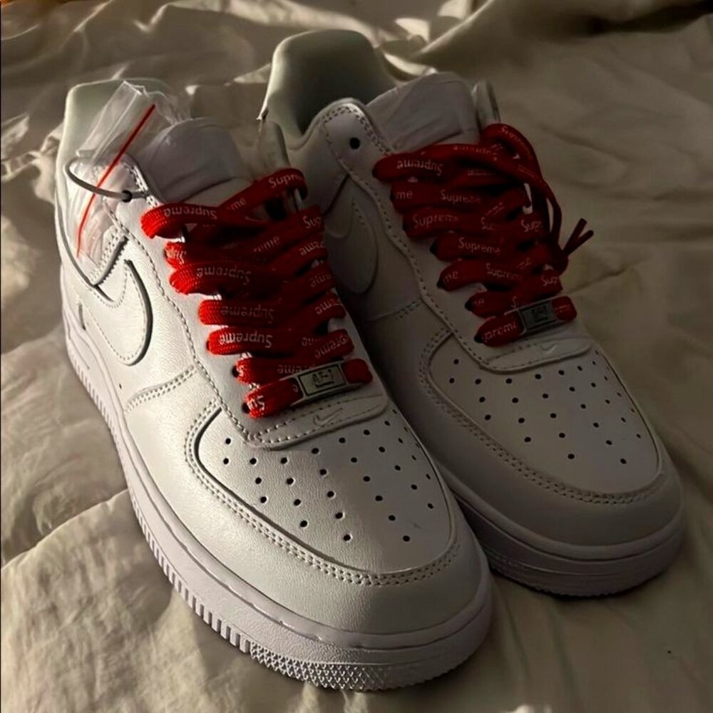 brandnew size 10 surpreme real logo.